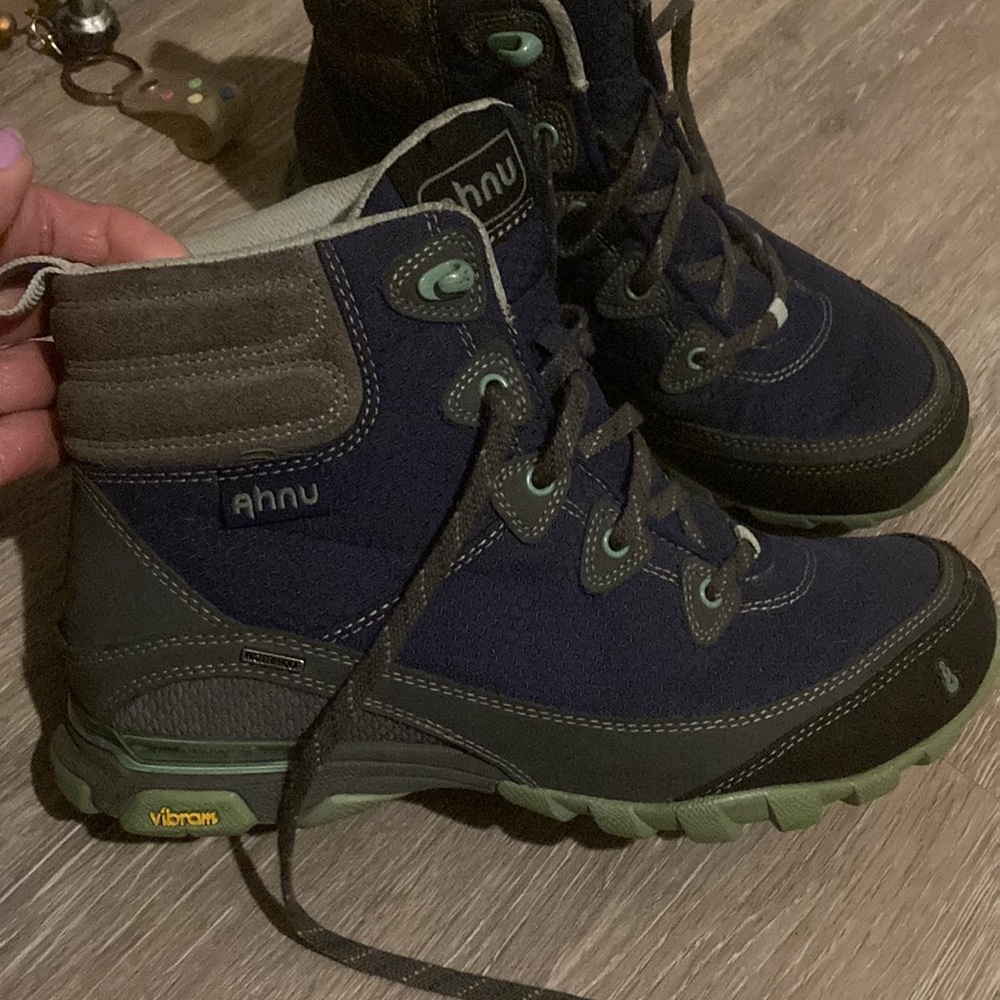 Purple hiking lace up boot/hi top with grey and green detail